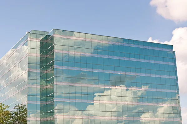 Edifício espelhado do escritório que reflete as nuvens — Fotografia de Stock