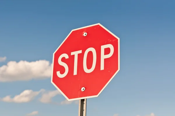 Stop signe avec ciel bleu et nuages — Photo