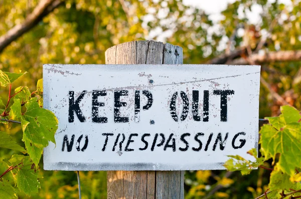 Weathered Keep Out Sign on a Wooden Post — Stock Photo, Image