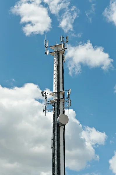 Torre dell'antenna bianca con cielo blu e nuvole — Foto Stock