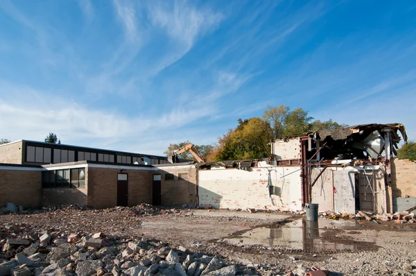 Demolition of an Old HIgh School Building — Stock Photo, Image