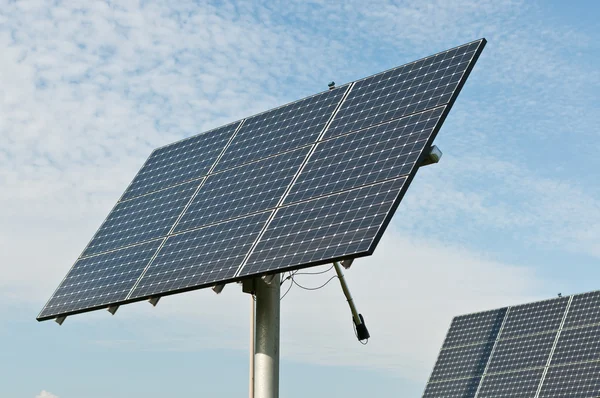 Megújuló energia - fényelektromos napelem tömbök — Stock Fotó