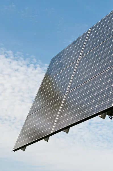 再生可能エネルギー - 太陽光発電パネルの配列 — ストック写真