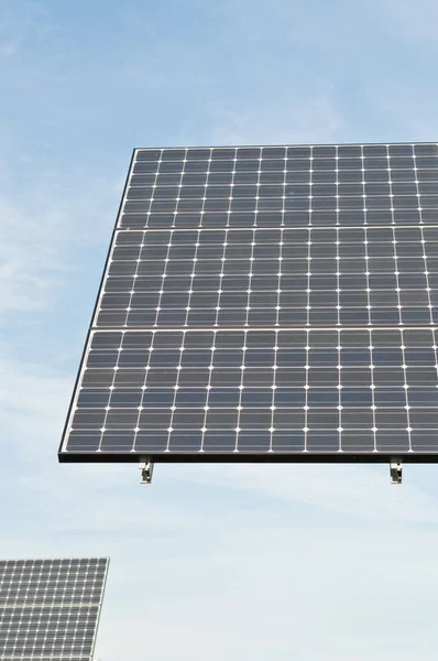 Ανανεώσιμες πηγές ενέργειας - φωτοβολταϊκά ηλιακά πάνελ συστοιχίες — Φωτογραφία Αρχείου