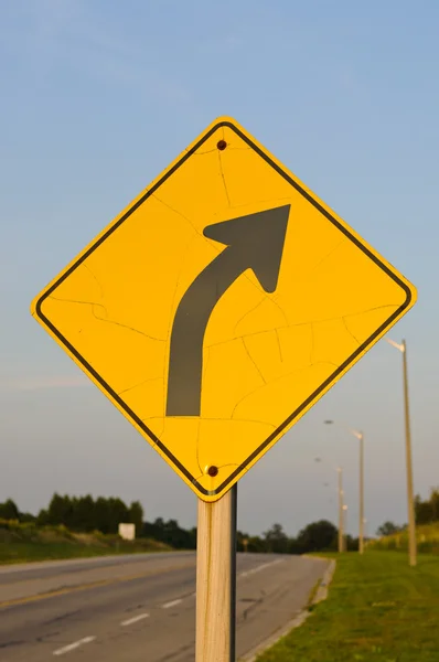 Curva direita em frente sinal de estrada — Fotografia de Stock