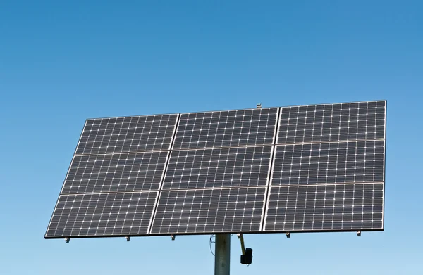 Ανανεώσιμες πηγές ενέργειας - φωτοβολταϊκά ηλιακά πάνελ σειρά — Φωτογραφία Αρχείου