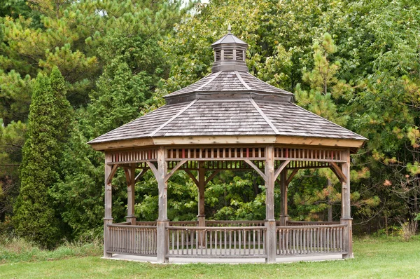 Drewniana altana w parku — Zdjęcie stockowe