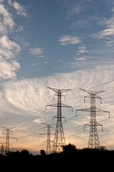 Electrical Transmission Towers (Electricity Pylons) at Dusk — Stock Photo, Image