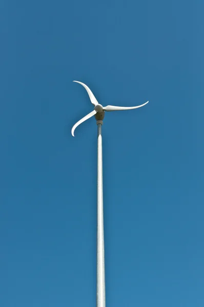 Спиннинг ветряная мельница с голубое небо — стоковое фото