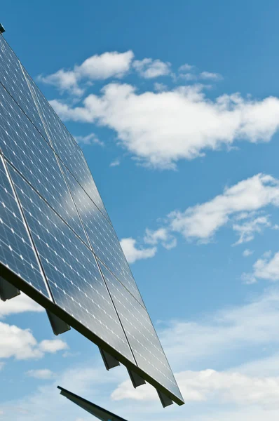 Odnawialne źródła energii - tablica fotowoltaicznych kolektorów słonecznych — Zdjęcie stockowe