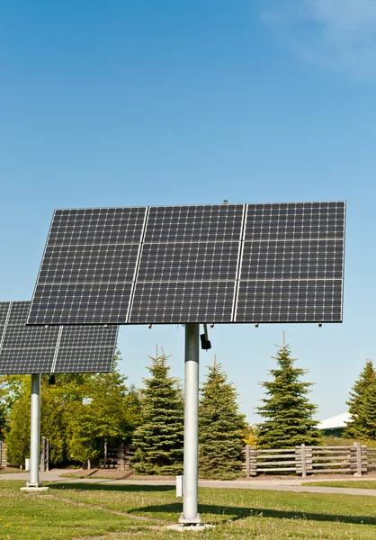 Pannelli solari in un parco pubblico - Energia alternativa — Foto Stock
