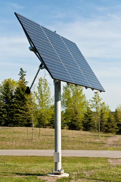 Solpaneler i en offentlig park - alternativ energi — Stockfoto