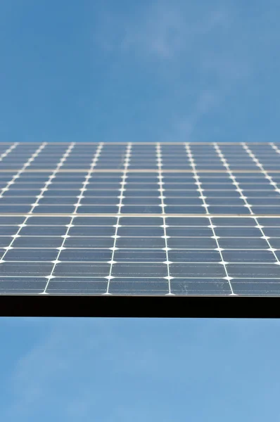 Painéis solares em um parque público - Energia alternativa — Fotografia de Stock