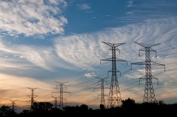 Tours de transmission électrique (pylônes d'électricité) au crépuscule Photo De Stock