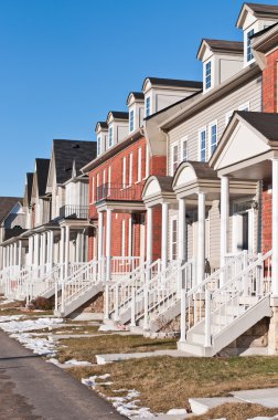 yakın zamanda inşa townhouses bir banliyö sokakta satır