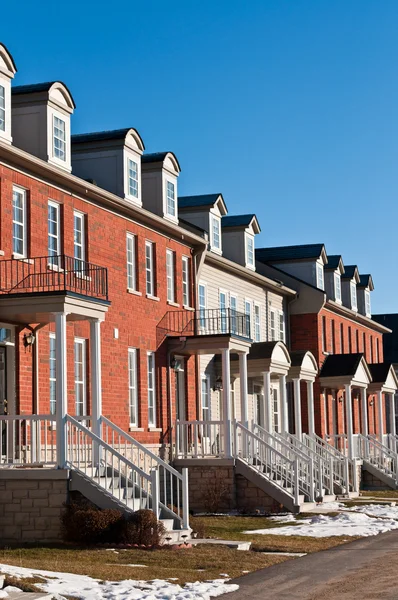 Row of Recently Built Townhouses on a Suburban Street — Stock Photo, Image