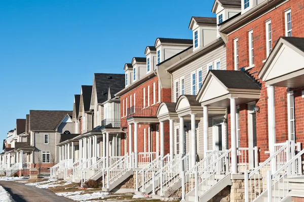 Row of Recently Built Townhouses on a Suburban Street — Stock Photo, Image