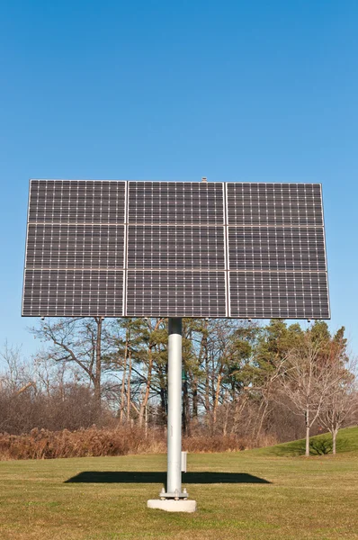 Megújuló energia - fényelektromos napelem tömb — Stock Fotó
