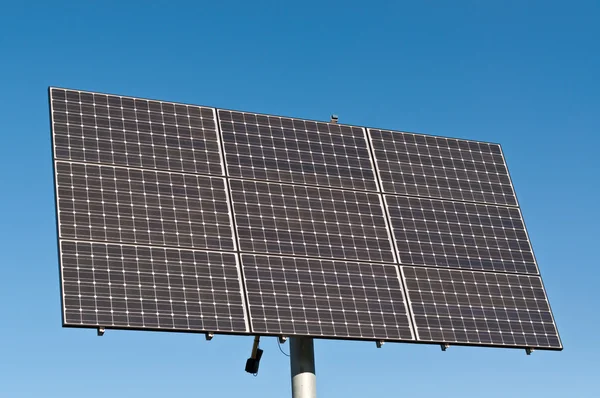 Förnybar energi - solceller solpaneler array — Stockfoto
