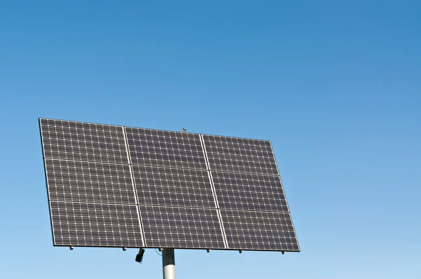 再生可能エネルギー - 太陽光発電パネルの配列 — ストック写真