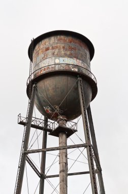paslı, grafiti kaplı su kulesi