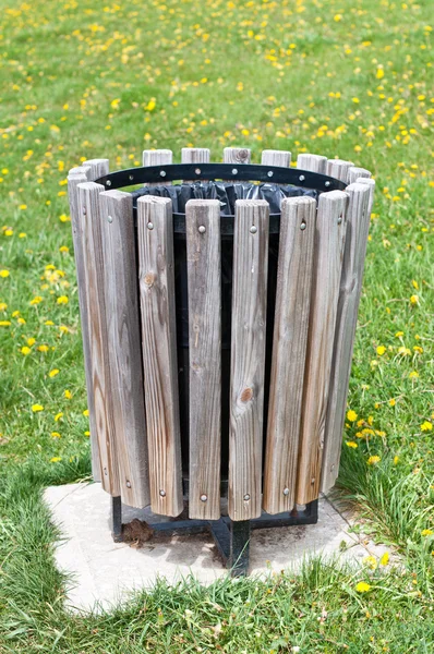 木製のゴミ箱は公園ですることができます。 — ストック写真
