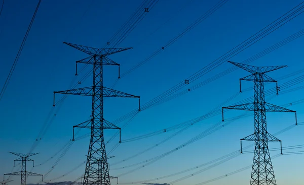 Elektriciteitstransmissietorens (elektrische pylonen) bij Schemering — Stockfoto
