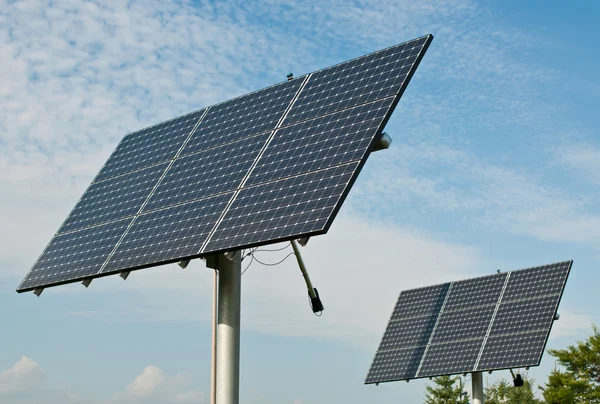 Hernieuwbare energie - fotovoltaïsche zonnepaneel arrays — Stockfoto