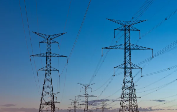 Tours de transmission électrique (pylônes d'électricité) au crépuscule Photos De Stock Libres De Droits