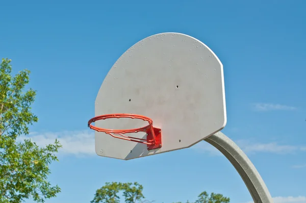 ないネットで屋外のバスケット ボールのフープ — ストック写真