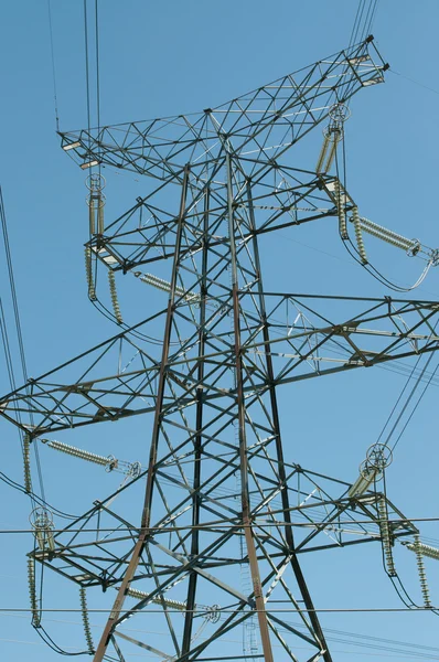 電気の送電線鉄塔 (送電鉄塔) — ストック写真