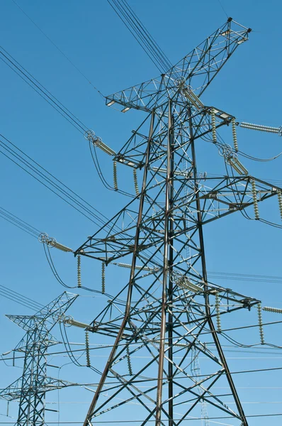 Torres de transmissão elétrica (postes de eletricidade) — Fotografia de Stock