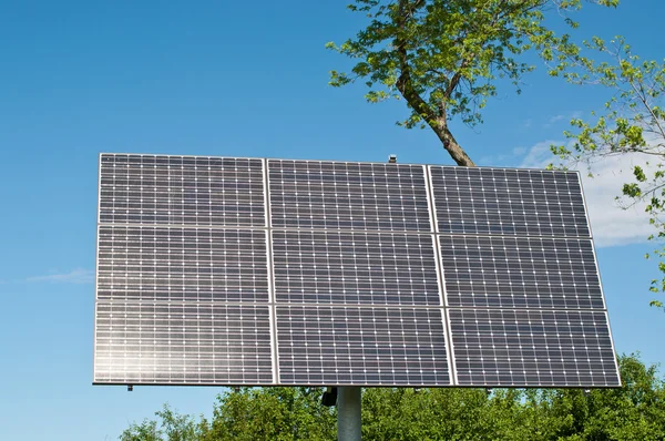 明るい反射日光の太陽電池パネル — ストック写真