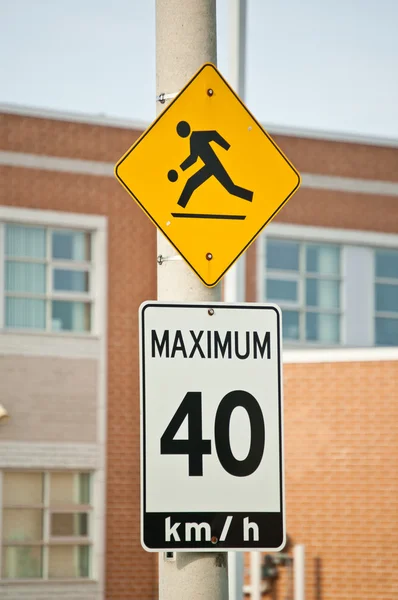 Spielende Kinder und maximal 40 km / h-Schilder — Stockfoto