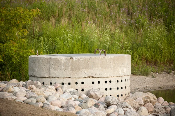 Sistema de gerenciamento de águas pluviais - Tubulação de concreto perfurado — Fotografia de Stock