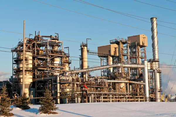 Een Petrochemische Raffinaderij Plant Met Pijpen Koeltorens — Stockfoto