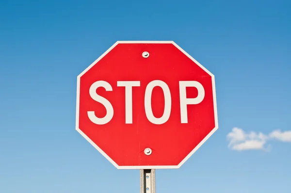 Een Rode Achthoekige Stopbord Met Blauwe Lucht Wolken Achtergrond — Stockfoto
