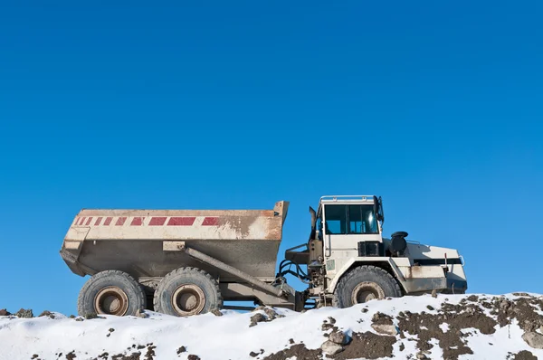 Caminhão Lixo Fica Cima Uma Pilha Terra Canteiro Obras Inverno — Fotografia de Stock