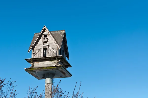 Birdhouse com céu azul — Fotografia de Stock