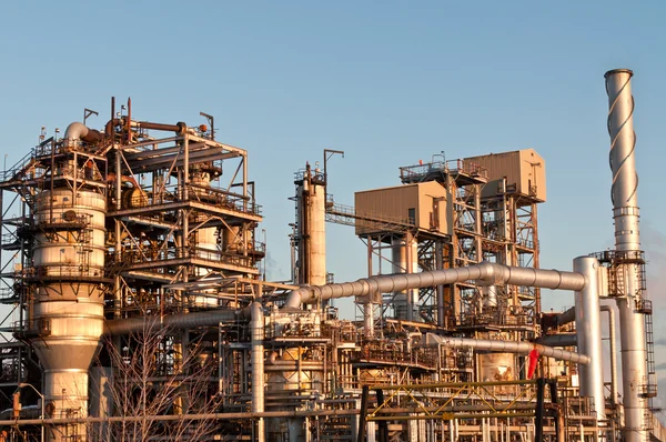 Una Refinería Petroquímica Con Tuberías Torres Refrigeración —  Fotos de Stock