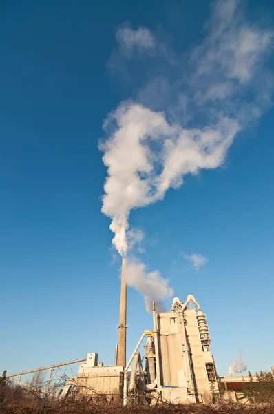 Manufacturing Facility Pumps Smoke Air Two Smokestacks Clear Blue Sky — Stock Photo, Image