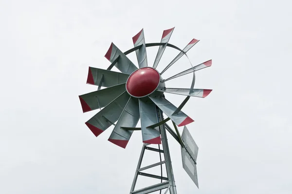 Küçük Bir Rüzgar Türbini Spin Arka Planda Gri Bir Gökyüzü — Stok fotoğraf