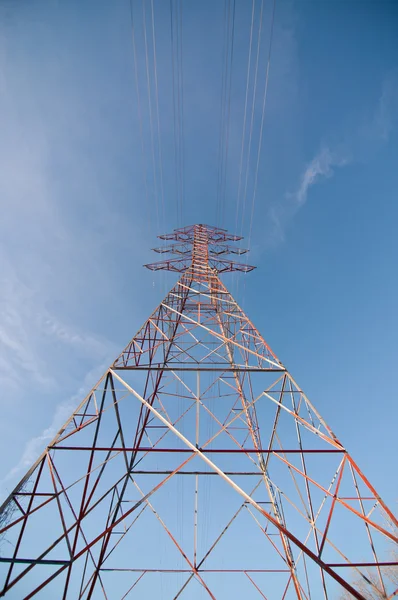 Een Elektrische Transmissie Toren Uitvoering Van Hoogspanning Lijnen Naast Een — Stockfoto