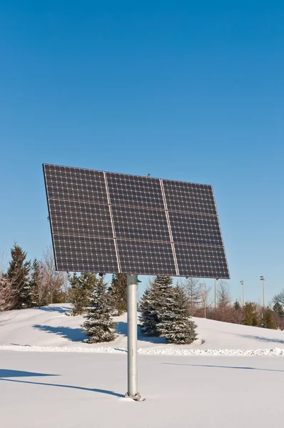 光伏太阳能电池板阵列在冬季公园 — 图库照片
