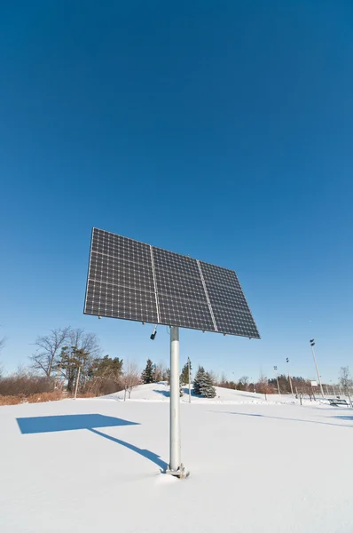 冬の公園での太陽光発電パネルの配列 — ストック写真
