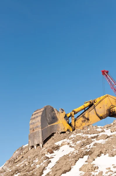 Hydraulisk grävmaskin på vintern — Stockfoto