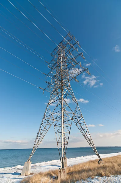 Elektrický Přenos Věž Nesoucí Vedení Vysokého Napětí Jezera Zimě — Stock fotografie