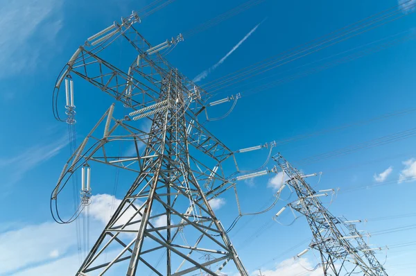 Een Lijn Van Elektrische Transmissie Torens Boekwaarde Hoogspanning Lijnen — Stockfoto