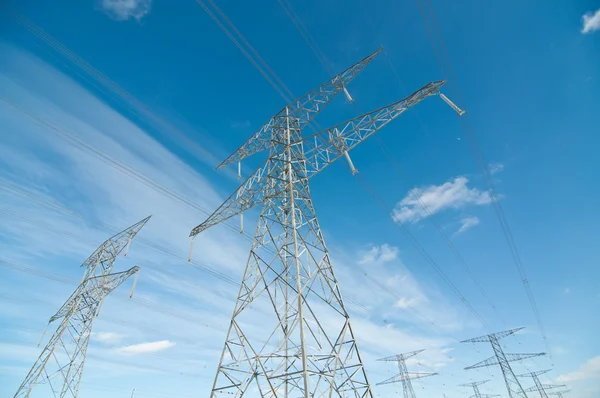 Elektriciteitstransmissietorens (elektrische pylonen)) — Stockfoto