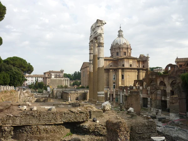 Римский форум с церковью — стоковое фото